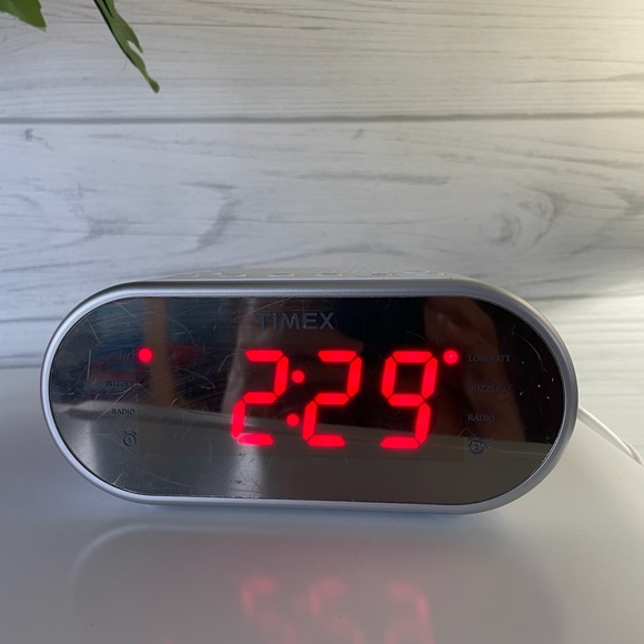 Timed Dual Alarm AM/FM Clock Radio With Battery Backup - Picture 6 of 6